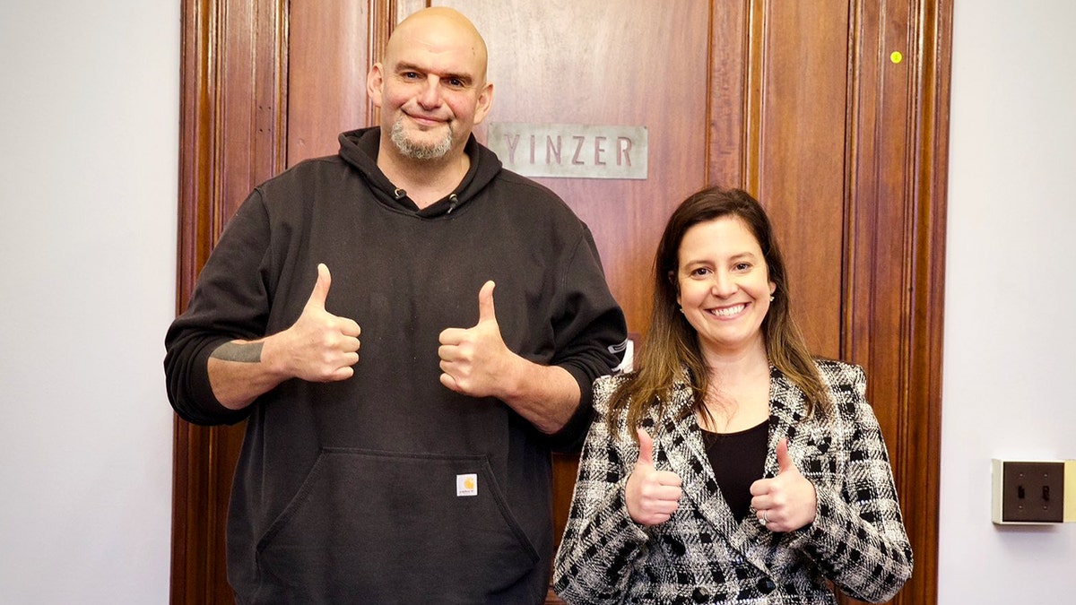 Senator John Fetterman i zastupnica Elise Stefanik daju dvostruki palac gore