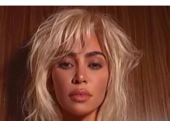 BIZARNO Kim Kardashian snimila božićnu pjesmu, spot je blagdanska noćna mora, glumi i Macaulay Culkin | NACIONAL.HR