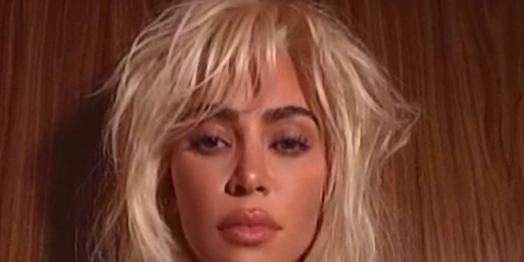 BIZARNO Kim Kardashian snimila božićnu pjesmu, spot je blagdanska noćna mora, glumi i Macaulay Culkin | NACIONAL.HR