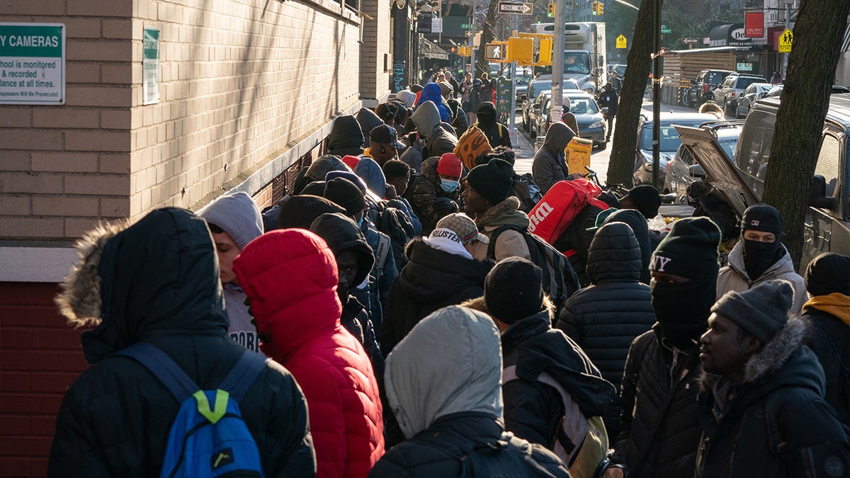 Migranti stoje u redu ispred centra za ponovno izdavanje karata za migrante