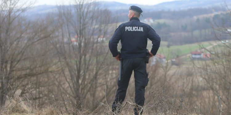 NASILJE NAD MIGRANTIMA Trojica policajaca u Zaprešiću prijetila, tukla i pljačkala | NACIONAL.HR