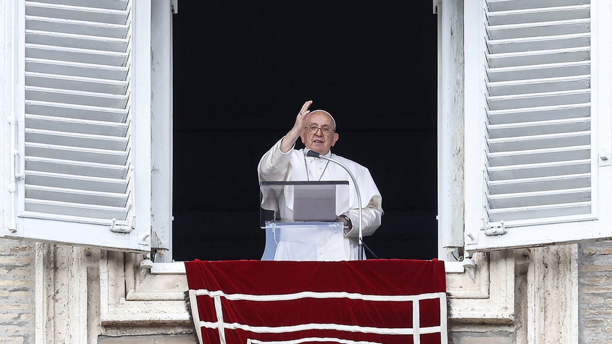 Papa daje blagoslov s prozora Bazilike sv. Petra