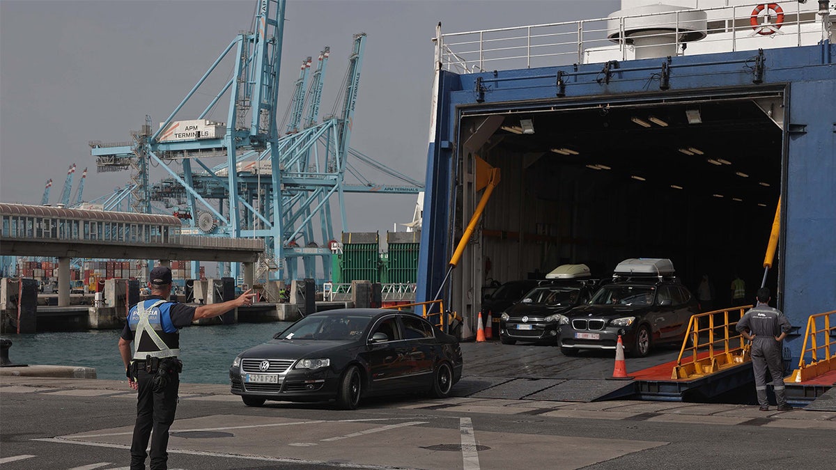 Automobili slijeću s teglenice u luku u Algecirasu u Španjolskoj