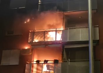 POŽAR U ZAGREBU Vatra zahvatila dva stana, gorjeli božićni ukrasi na balkonu | NACIONAL.HR