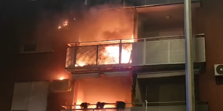 POŽAR U ZAGREBU Vatra zahvatila dva stana, gorjeli božićni ukrasi na balkonu | NACIONAL.HR