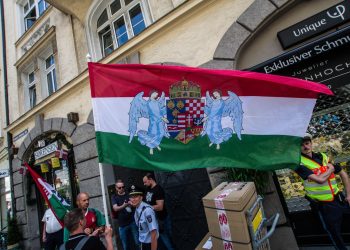 PROVOKACIJA Mađarski predstavnik u NATO-u dijelio atlas u kojem je Hrvatska svedena na Liku i Gorski kotar | NACIONAL.HR