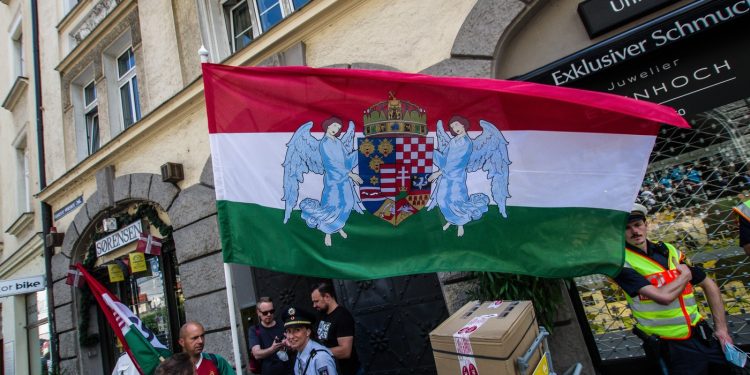 PROVOKACIJA Mađarski predstavnik u NATO-u dijelio atlas u kojem je Hrvatska svedena na Liku i Gorski kotar | NACIONAL.HR
