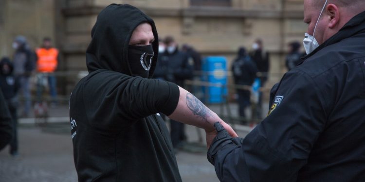 NEONACISTI MARŠIRAJU Nakon Magdeburga, migranti u Njemačkoj na udaru ekstremista. Prijete i zazivaju Hitlera | NACIONAL.HR