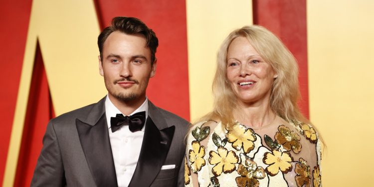 OŽIVLJENA KARIJERA Sin Pamele Anderson ima misiju, dokazati da njegova majka nije samo seks simbol | NACIONAL.HR