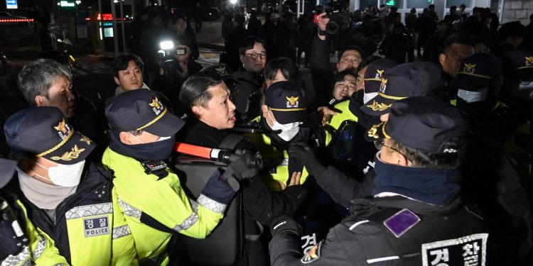 KAOS U SEULU Izbili sukobi. Vojska u parlamentu, helikopteri u zraku. Parlament izglasao ukidanje ratnog stanja | NACIONAL.HR