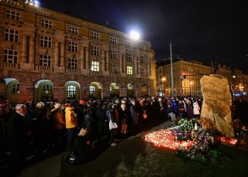 PROŠLA JE GODINA Prag se sjeća žrtava masovne pucnjave u središtu grada | NACIONAL.HR