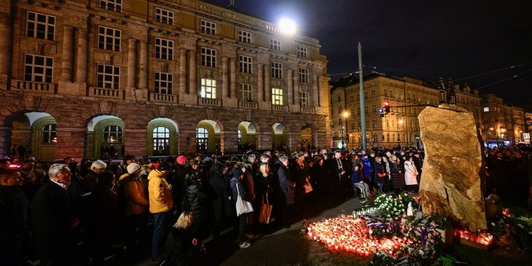 PROŠLA JE GODINA Prag se sjeća žrtava masovne pucnjave u središtu grada | NACIONAL.HR