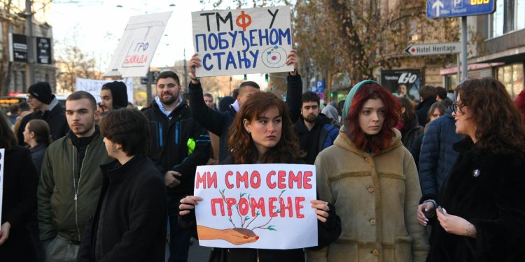VELIKI SKUP U središtu Beograda tisuće prosvjeduju protiv Vučića, među njima i maturanti | NACIONAL.HR