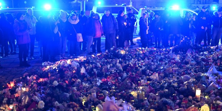 MAGDEBURG Tisuće formirale ljudski lanac nakon napada na sajam. AfD-ovci imali svoj skup | NACIONAL.HR