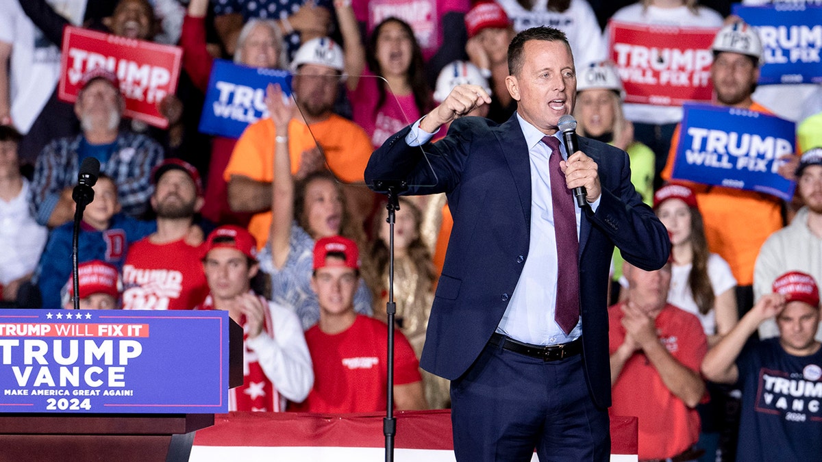 Ric Grenell, bivši vršitelj dužnosti direktora Nacionalne obavještajne službe, vodi kampanju za Trumpa u Grand Rapidsu, Michigan, tijekom izbornog ciklusa 2024.
