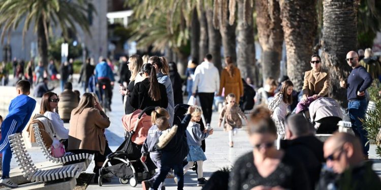 “ISPOD SUNCA ZLATNOGA” Splićani su danas uživali u centru grada, bacite oko – možda ugledate koga poznatoga