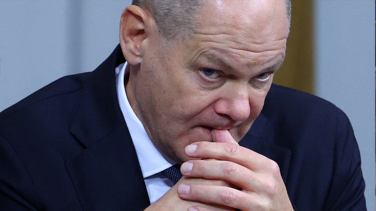 Njemački kancelar Olaf Scholz grize prst