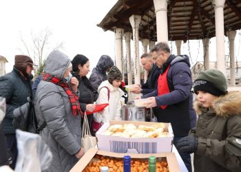 Gradonačelnik Dalibor Ninčević dijelio bakalar građanima u Solinu