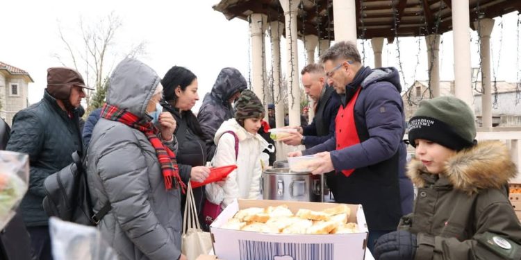 Gradonačelnik Dalibor Ninčević dijelio bakalar građanima u Solinu