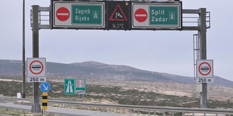 HAK Zbog olujnog vjetra zatvorena A1 između Svetog Roka i Posedarja | NACIONAL.HR