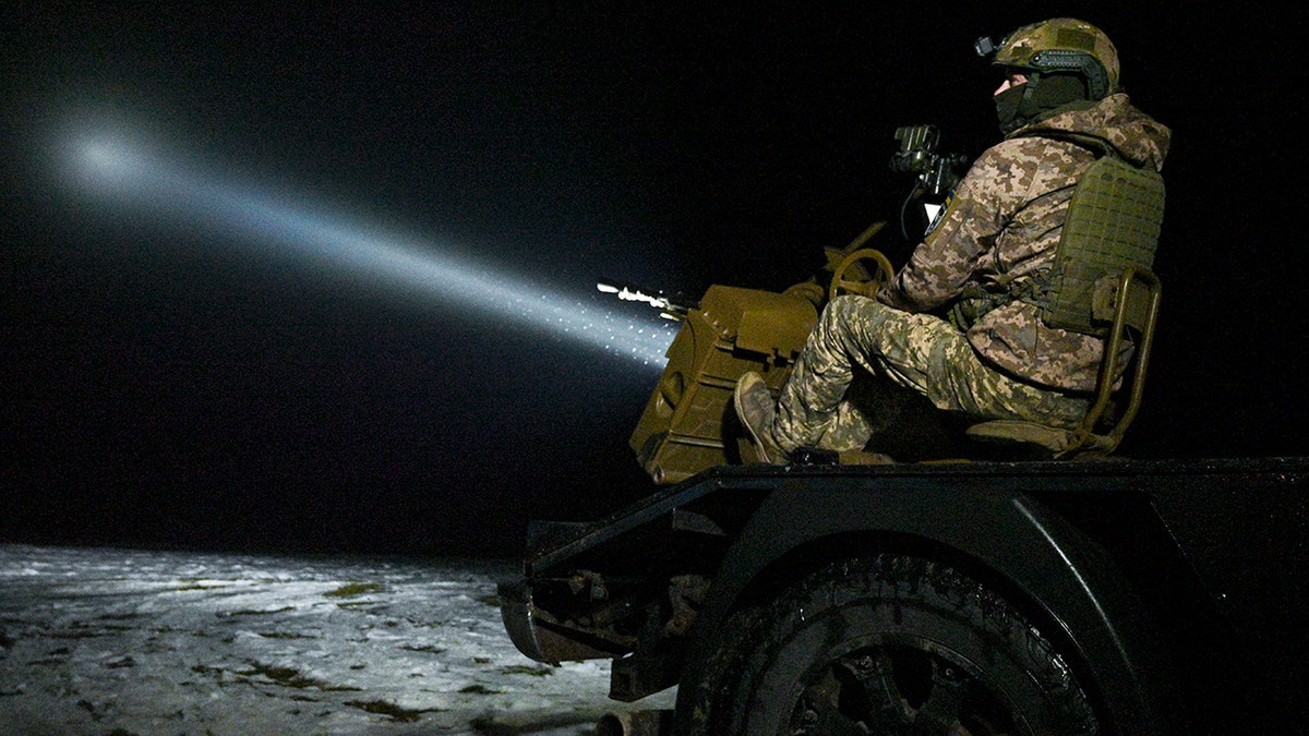 Ukrajinski vojnici prate dronove