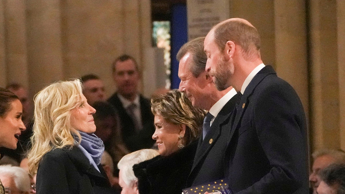 William se rukuje s Jill Biden