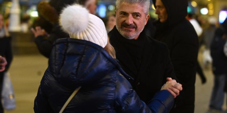 ‘POKLON GRAĐANIMA’ Tokić Kartelo doveo Gazde na Trg bana Jelačića i zaplesao sa ženom | NACIONAL.HR