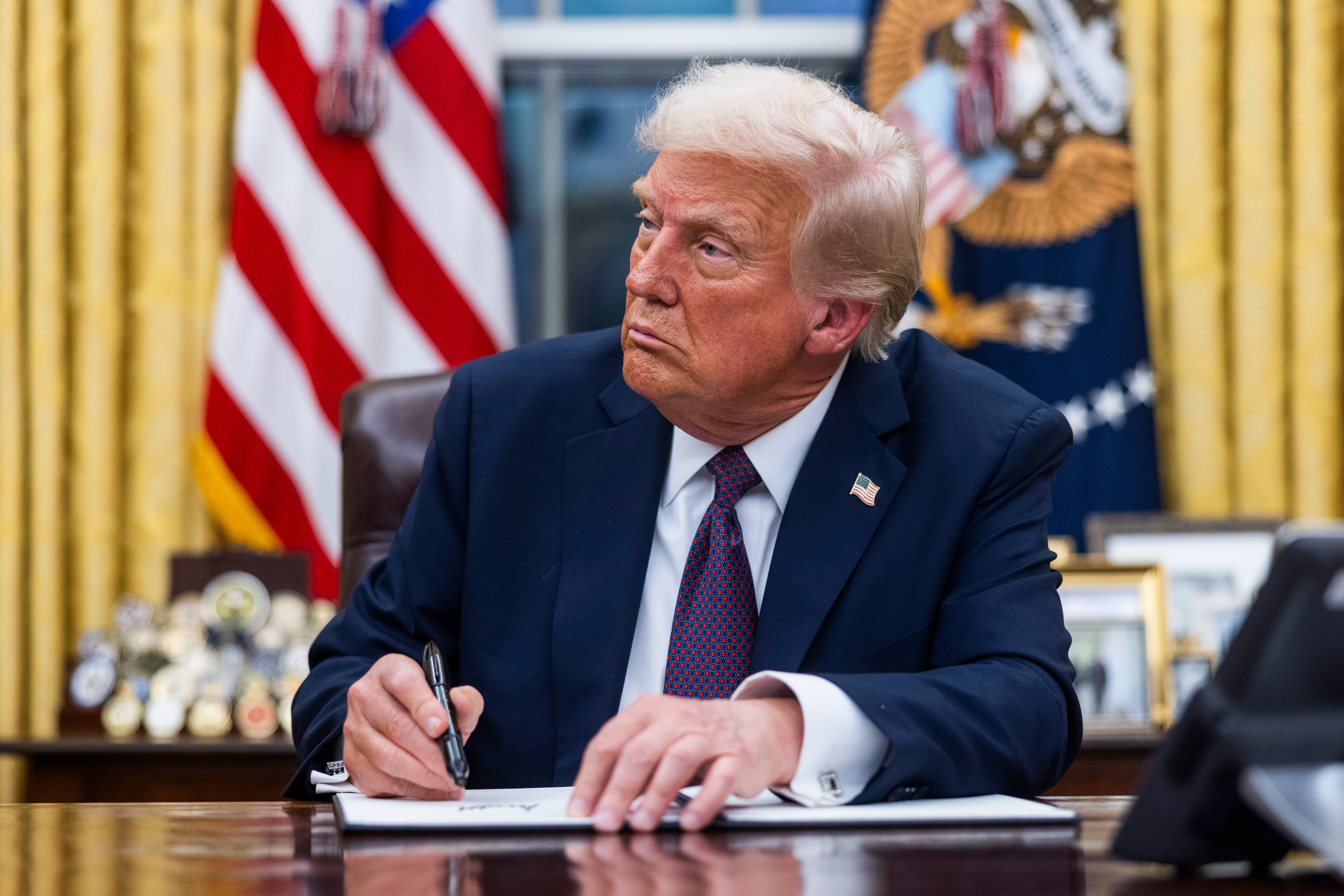 Predsjednik Trump potpisuje niz izvršnih uredbi prvog dana na dužnosti