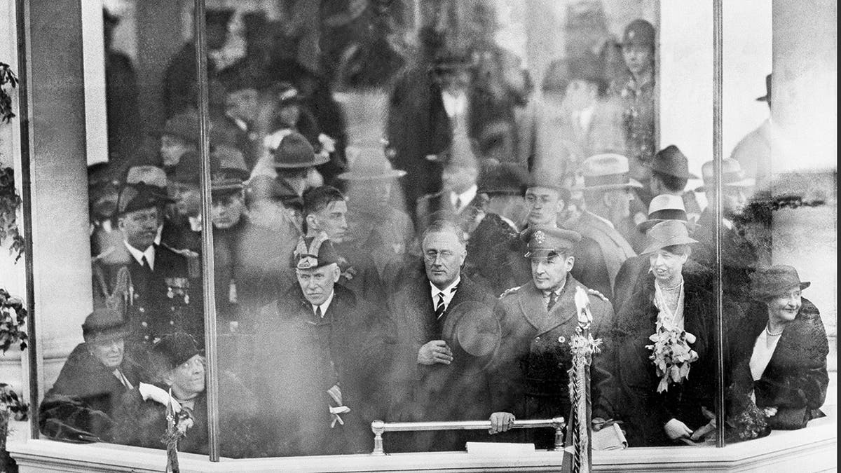 Predsjednik Franklin D. Roosevelt, u sredini, gleda svoju inauguralnu paradu u Washingtonu