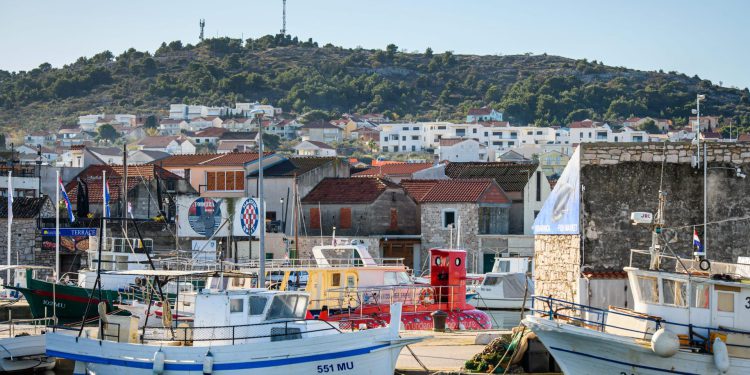 Slobodna Dalmacija – Kriza s liječnicima na najvećem šibenskom otoku: dr. Inesa iz Ukrajine pola godine čeka termin za stručni ispit!?