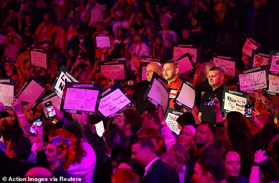 Pikado - PDC Svjetsko prvenstvo u pikadu 2025. - Alexandra Palace, London, Britanija - 1. siječnja 2025. Nathan Aspinall tijekom svoje šetnje prije četvrtfinalnog meča protiv Lukea Littlera Akcijske slike putem Reuters/Andrew Boyers