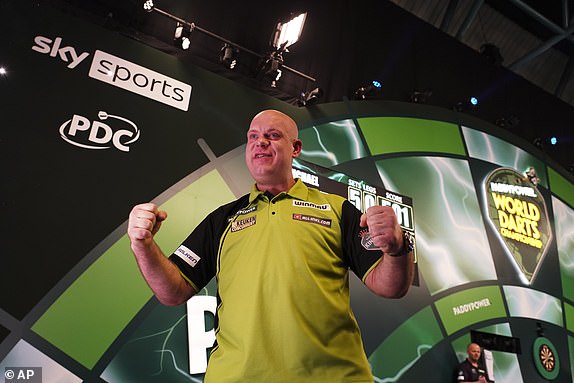 Michael Van Gerwen iz Nizozemske slavi nakon pobjede u četvrtfinalnom meču protiv Callana Rydza iz Engleske na Svjetskom prvenstvu u pikadu u Londonu, srijeda, 1. siječnja 2025. (AP Photo/Alberto Pezzali)