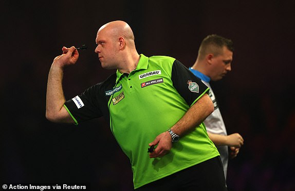 Pikado - 2025 PDC Svjetsko prvenstvo u pikadu - Alexandra Palace, London, Britanija - 2. siječnja 2025. Michael van Gerwen u akciji tijekom svog polufinalnog meča protiv Chrisa Dobeya Akcijske slike putem Reuters/Andrew Boyers