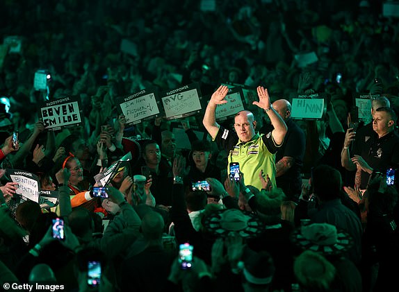 LONDON, ENGLESKA - 2. SIJEČNJA: Michael van Gerwen iz Nizozemske zahvaljuje navijačima prije svoje polufinalne utakmice protiv Chrisa Dobeya iz Engleske tijekom petnaestog dana Svjetskog prvenstva u pikadu Paddy Power 2024/25 u Alexandra Palaceu 2. siječnja 2025. London, Engleska. (Fotografija: James Fearn/Getty Images)