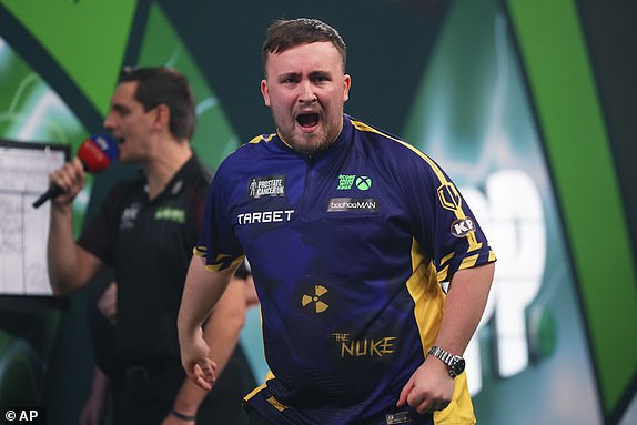 Luke Littler iz Engleske reagira tijekom polufinalnog meča protiv Stephena Buntinga iz Engleske, na Svjetskom prvenstvu u pikadu u Londonu, četvrtak, 2. siječnja 2025. (AP Photo/Kirsty Wigglesworth)