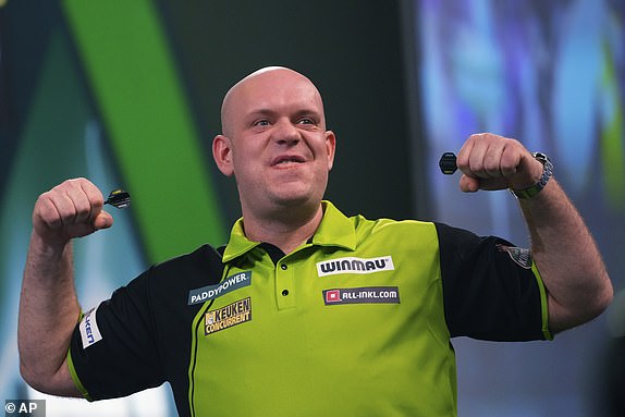 Michael van Gerwen iz Nizozemske slavi nakon pobjede u polufinalnom meču protiv Chrisa Dobeya iz Engleske, na Svjetskom prvenstvu u pikadu u Londonu, četvrtak, 2. siječnja 2025. (AP Photo/Kirsty Wigglesworth)