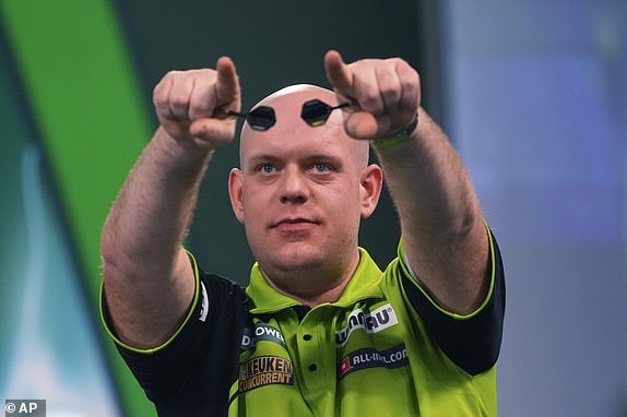 Michael van Gerwen iz Nizozemske slavi nakon pobjede u polufinalnom meču protiv Chrisa Dobeya iz Engleske, na Svjetskom prvenstvu u pikadu u Londonu, četvrtak, 2. siječnja 2025. (AP Photo/Kirsty Wigglesworth)