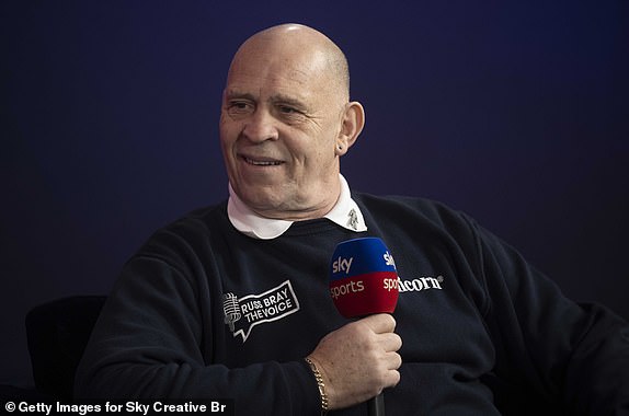 LONDON, ENGLESKA - 2. SIJEČNJA: Joe Thomlinson intervjuirao je Russa Braya iza pozornice tijekom prvenstva u pikadu u palači Alexandra 2. siječnja 2025. u Londonu, Engleska. (Fotografija: Stuart C. Wilson/Getty Images za Sky Creative Brand)