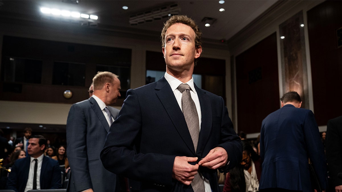 Mark Zuckerberg, glavni izvršni direktor Meta Platforms Inc., središte, stiže nakon pauze tijekom saslušanja Senatskog odbora za pravosuđe u Washingtonu, DC, u srijedu, 31. siječnja 2024.