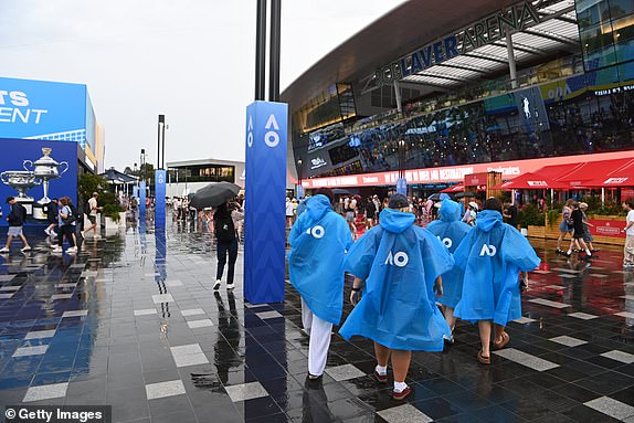 MELBOURNE, AUSTRALIJA - 12. SIJEČNJA: Navijači šetaju po kiši ispred Rod Laver Arene jer je igra prekinuta zbog vremena tijekom prvog dana Australian Opena 2025. u Melbourne Parku 12. siječnja 2025. u Melbourneu, Australija. (Fotografija James D. Morgan/Getty Images)