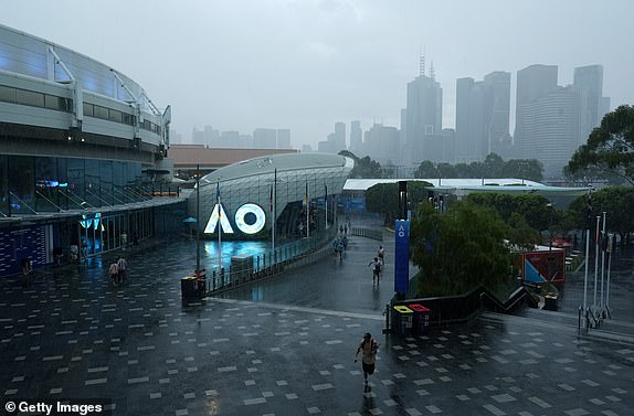 MELBOURNE, AUSTRALIJA - 12. SIJEČNJA: Navijači šetaju po kiši tijekom prvog dana Australian Opena 2025. u Melbourne Parku 12. siječnja 2025. u Melbourneu, Australija. (Fotografija Graham Denholm/Getty Images)