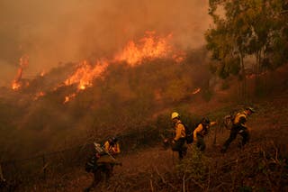 Vatrogasne ekipe bore se s vatrom Palisades u kanjonu Mandeville u Los Angelesu, Kalifornija, u subotu. Prognostičari su upozorili na opasnije vrijeme od kritičnih požara ovog tjedna