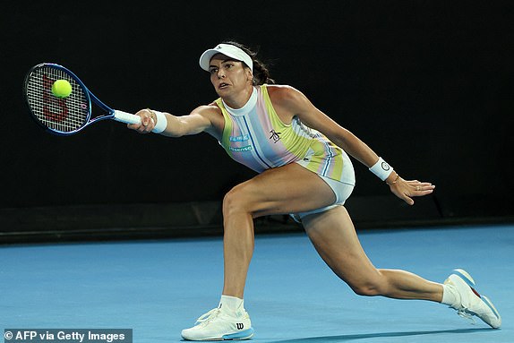 Australka Ajla Tomljanovic pogađa uzvrat protiv Ruskinje Diane Shnaider tijekom njihovog ženskog pojedinačnog meča četvrtog dana teniskog turnira Australian Open u Melbourneu 15. siječnja 2025. (Foto DAVID GRAY / AFP) / -- SLIKA OGRANIČENA NA UPORABU UREDNIKA - STROGO BEZ KOMERCIJALNE UPOTREBE -- (Foto DAVID GRAY/AFP preko Getty Images)