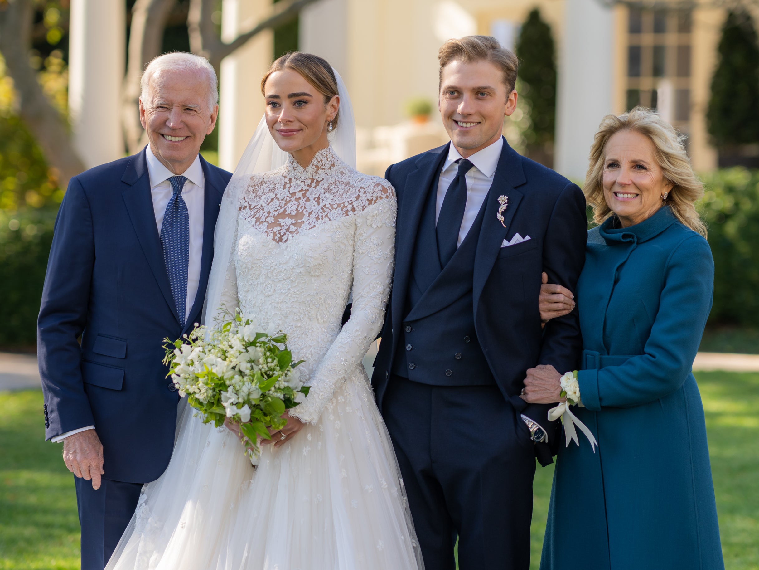 Joe i Jill Biden slikani sa svojom unukom Naomi Biden i njezinim suprugom Peterom Nealom tijekom njihovog vjenčanja