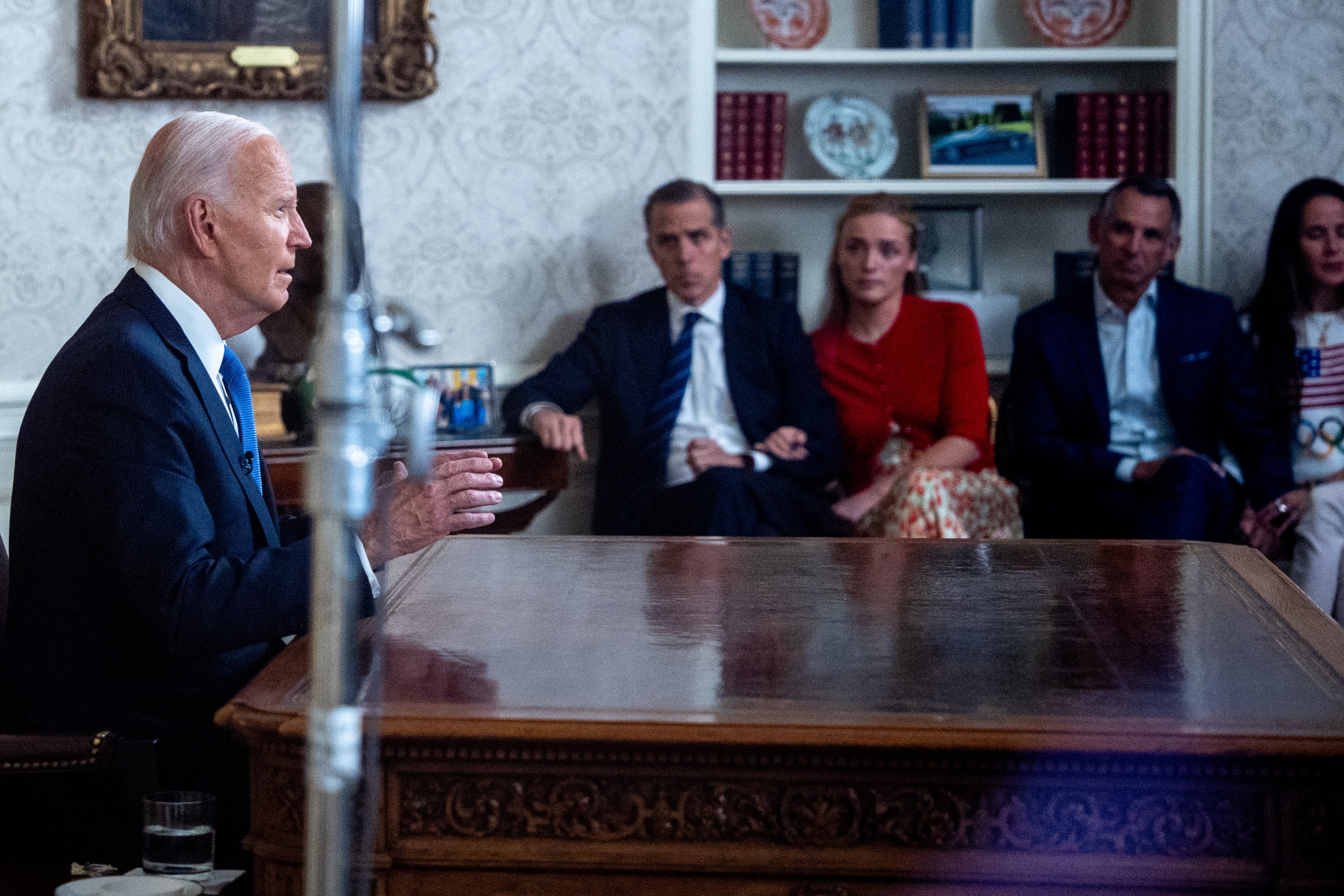 Hunter Biden (lijevo) i njegova kći, Finnegan Biden (u sredini lijevo), na slici s Ashley Biden (krajnje desno) i Howardom Kerinom (u sredini desno) kada je predsjednik Joe Biden objavio da odustaje od predsjedničke utrke