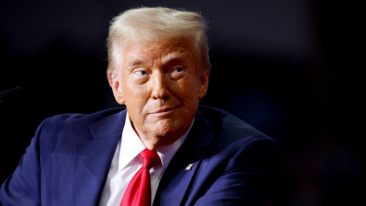 Novoizabrani predsjednik Donald Trump sjedi za fotografijom