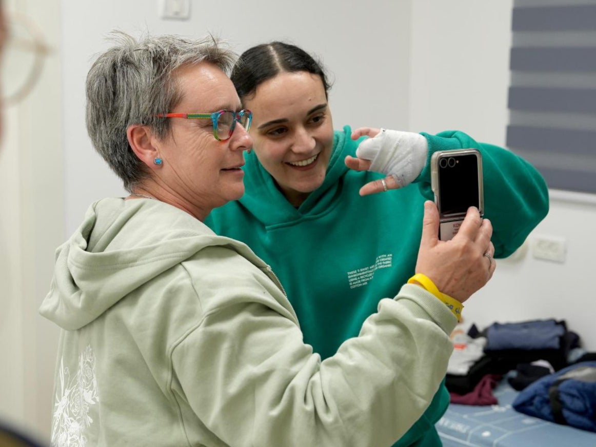 Na emotivnim slikama objavljenim na internetu, bivša taoica Emily Damari viđena je kako grli svoju majku i maše zavijenom rukom, ranjenu kad je upucana tijekom zarobljavanja