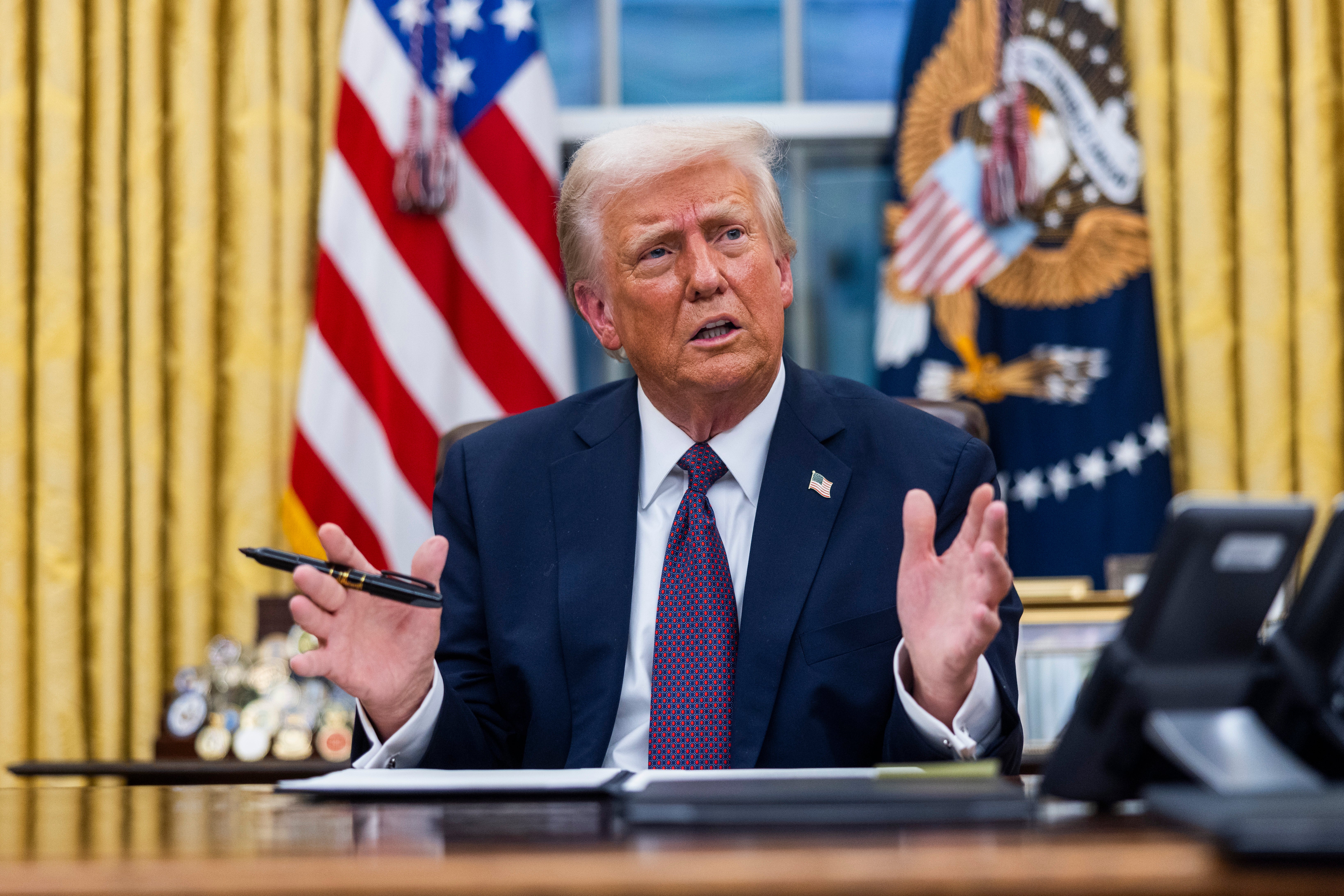 Trump u ponedjeljak iz Ovalnog ureda potpisuje brojne izvršne naloge, uključujući pomilovanja za optužene za nemire 6. siječnja