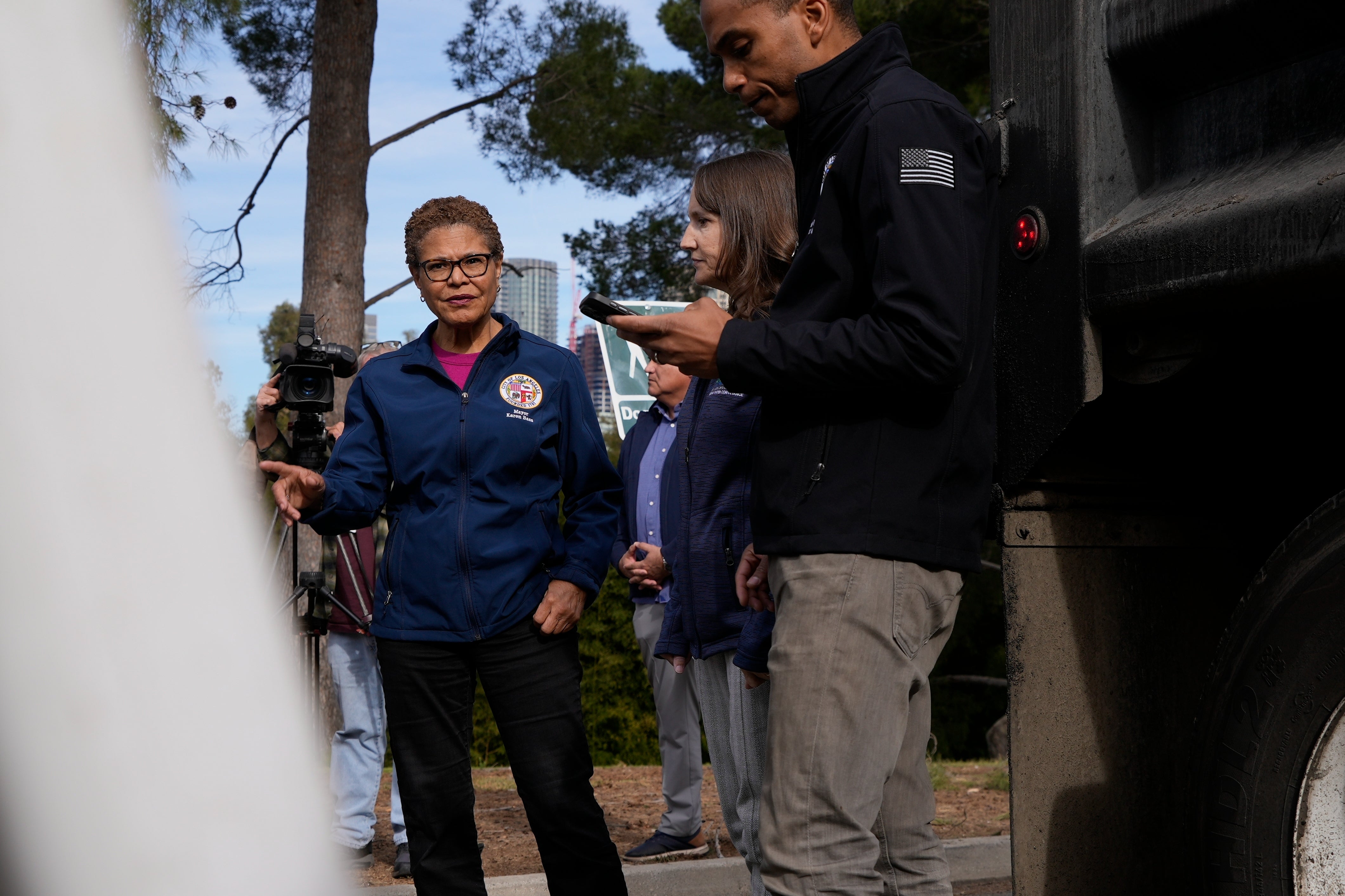 La gradonačelnica Karen Bass izjavila je u četvrtak da je njezin brat bio među onima koji su izgubili domove u pacifičkim palisadesima divljih požara
