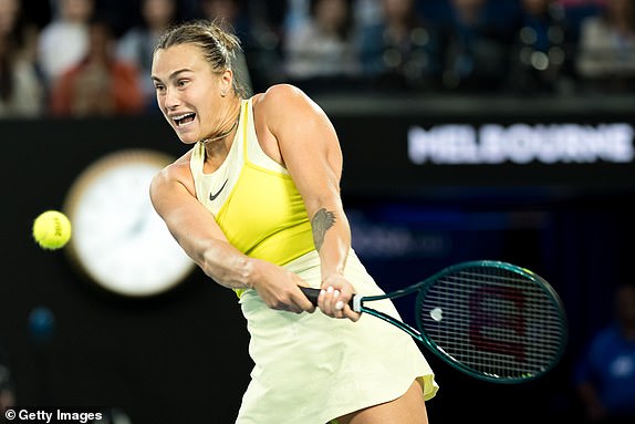 MELBOURNE, Australija - 23. siječnja: Aryna Sabalenka igra se protiv Paula Badosa iz Španjolske u polufinalnom meču ženskog singlova tijekom 12. dana Australian Opena 2025 u parku Melbourne, 23. siječnja 2025. u Melbourneu u Australiji. (Fotografiju Andy Cheung/Getty Images)
